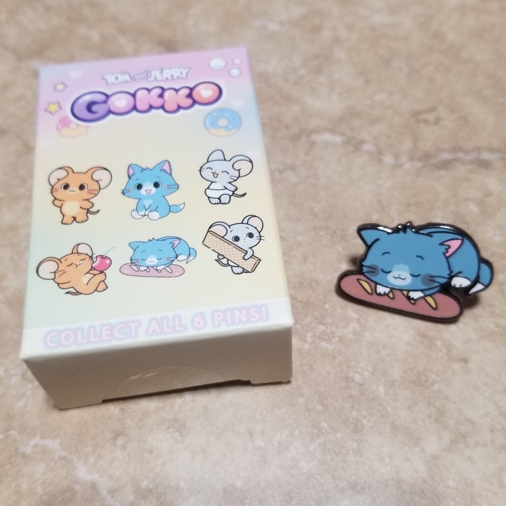 Tom & Jerry Gokko Pin: Tom With Bread Loaf